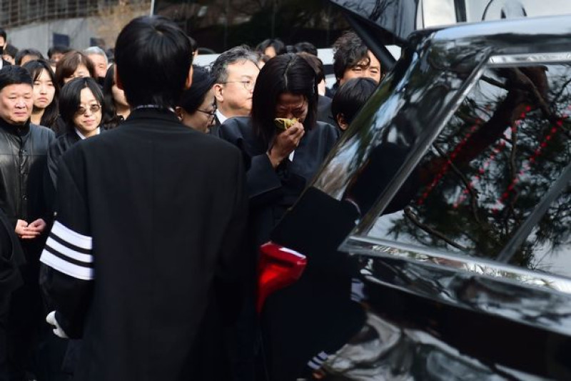 La esposa de la estrella de 'Parásitos' Lee Sun-kyun se derrumba durante el funeral privado.