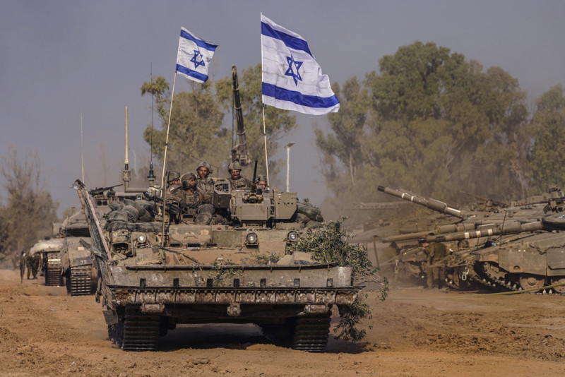 Vehículos del ejército israelí llegan a una zona de reagrupamiento tras un combate en la Franja de Gaza, en el sur de Israel, el sábado 30 de diciembre de 2023