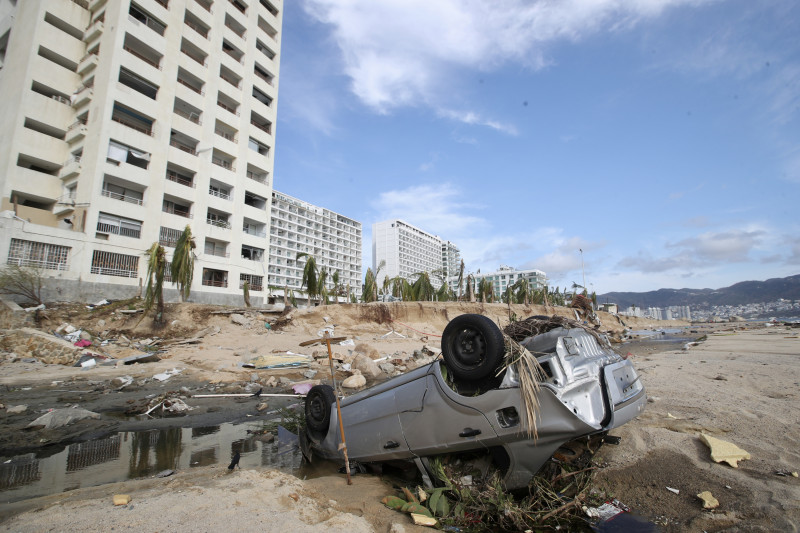 Un auto fue arrastrado por el agua hasta la playa el Morro, en Acapulco (Guerrero), tras el impacto del huracán Otis.