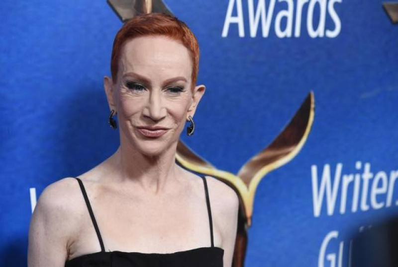 Kathy Griffin posa en los Writers Guild Awards el 11 de febrero de 2018, en Beverly Hills, California. Registros judiciales en Los Ángeles muestran que Griffin solicitó el divorcio de su antiguo socio Randy Bick el jueves 28 de diciembre de 2023, citando diferencias irreconciliables . La pareja se casó el día de Año Nuevo de 2020 después de salir durante casi una década.