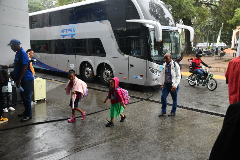 Pasajeros abordan un autobús