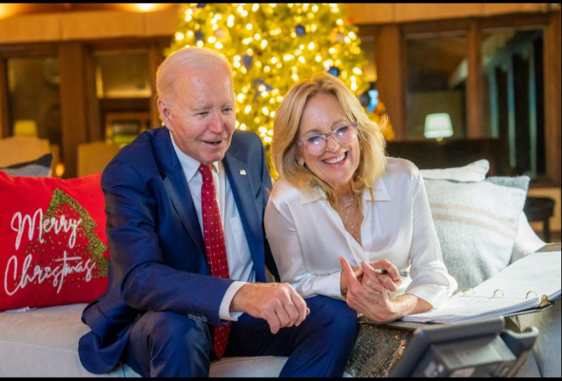 Biden junto a su esposa Jill