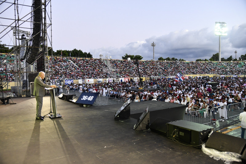 El pastor Ezquiel Molina Rosario habla ante miles de evangelicos que se congraron el lunes 1 de enero en el Estadio Olímpico en el tradicional encuentro Batalla de la Fe.