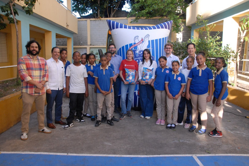 Niños y representantes de Save The Children junto a Rafael de los Santos “PoteLeche”.