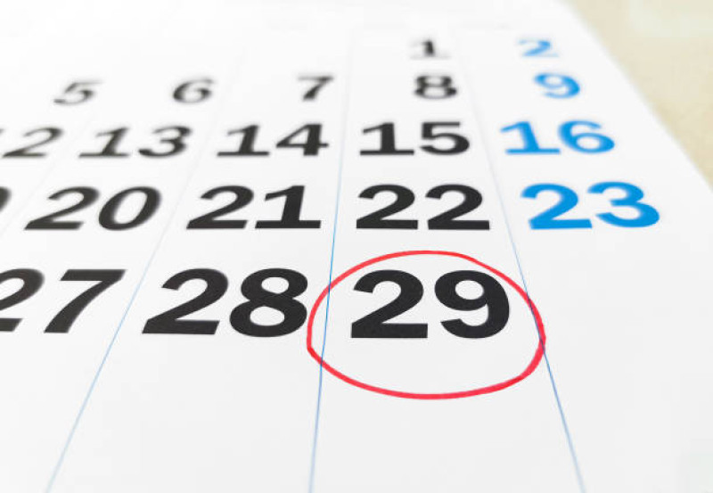 Fotografía muestra calendario de febrero en año bisiesto con el número 29 en círculo rojo.