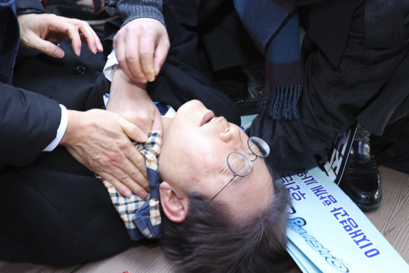 El político opositor surcoreano Lee Jae-myung tras ser atacado y herido en Busan, Corea del Sur, el martes 2 de enero de 2024.
