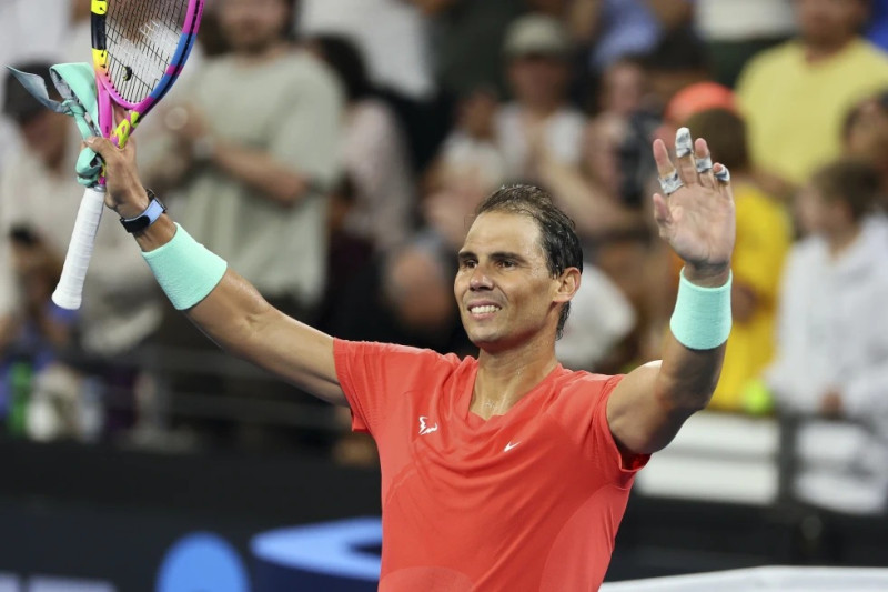 El español Rafael Nadal reacciona tras ganar su encuentro de primera ronda en Brisbane y el primero en casi 12 meses ante el austriaco Dominic Thiem.