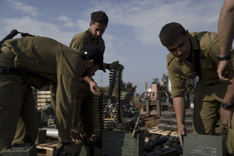 Soldados israelíes guardan municiones en una zona de la frontera entre Israel y la Franja de Gaza en el sur de Israel, el martes 2 de enero de 2024.