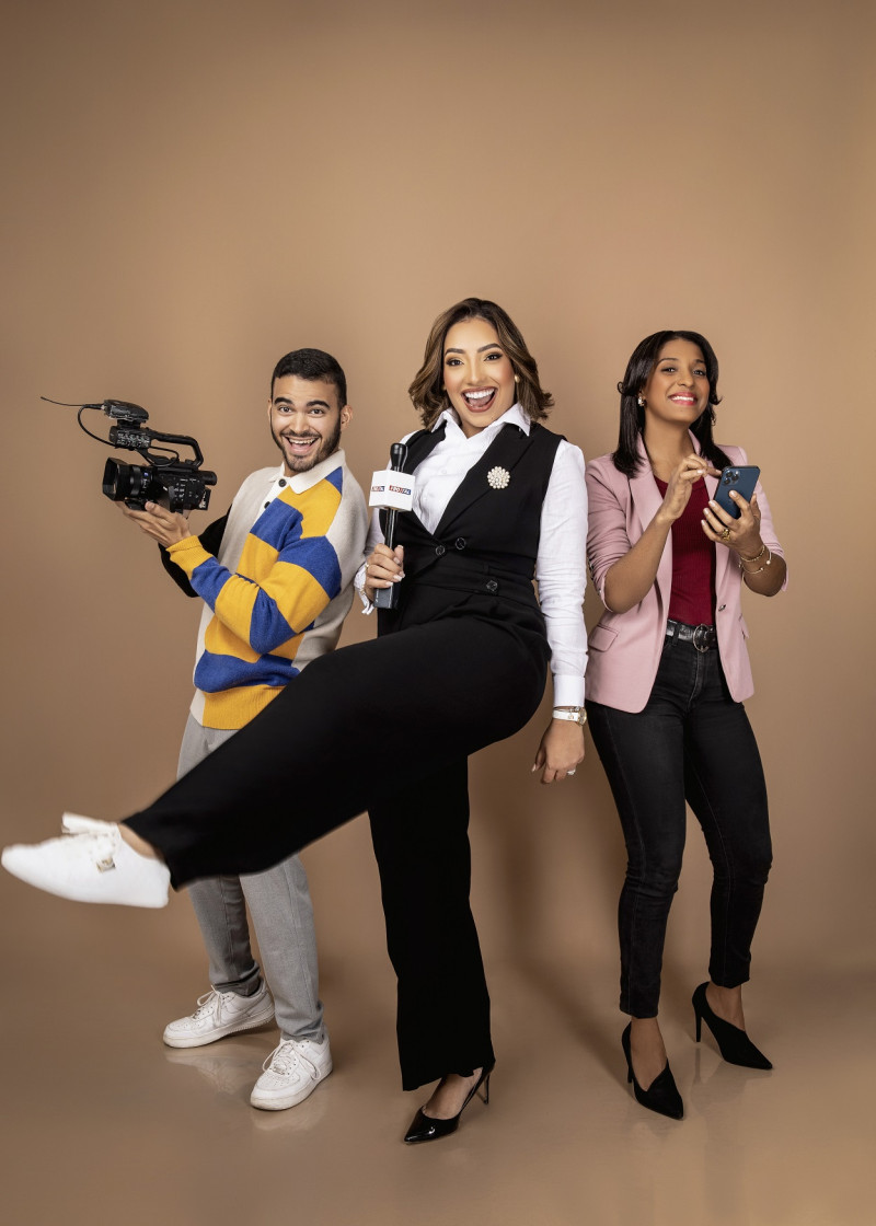 Laura Guzmán junto a los jóvenes Jay Jiménez y Wen Caminero, que fueron seleccionados para ser parte del programa "Frontal".