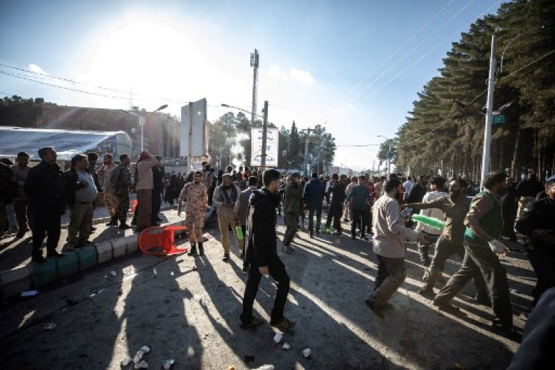 La gente se dispersa cerca del lugar donde dos explosiones en rápida sucesión golpearon a una multitud que conmemoraba el aniversario del asesinato en 2020 del general de la Guardia Qasem Soleimani, cerca de la mezquita Saheb al-Zaman en la ciudad de Kerman, en el sur de Irán, el 3 de enero de 2024. Las explosiones, que la televisión estatal calificó de "ataque terrorista", se produjo en un momento en el que las tensiones aumentaban en Oriente Medio un día después de que el número dos de Hamás muriera en un ataque con aviones no tripulados en Beirut. Las explosiones ocurrieron cerca de la mezquita Saheb al-Zaman en Kerman, la ciudad natal del sur de Soleimani donde está enterrado, mientras sus partidarios se reunían para conmemorar el cuarto aniversario de su muerte en un ataque con aviones no tripulados estadounidenses en las afueras del aeropuerto de Bagdad. (Foto de MEHR NEWS / AFP)