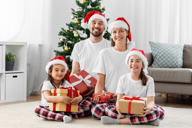 Familia en pijama en Navidad.