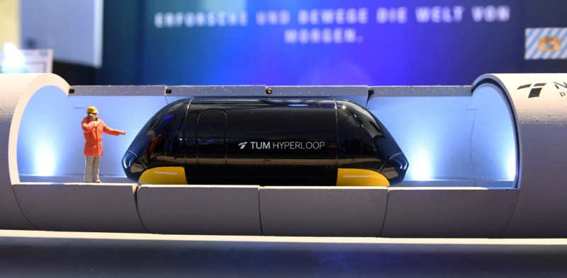 Una foto tomada el 12 de julio de 2021 muestra un modelo del llamado Hyperloop, un medio de transporte terrestre climáticamente neutro para la conexión ultrarrápida de centros de movilidad, en la Facultad de Aeroespacial de la Universidad Técnica Universidad (TU) de Múnich, en Taufkirchen, cerca de Múnich, sur de Alemania, el 12 de julio de 2021.
