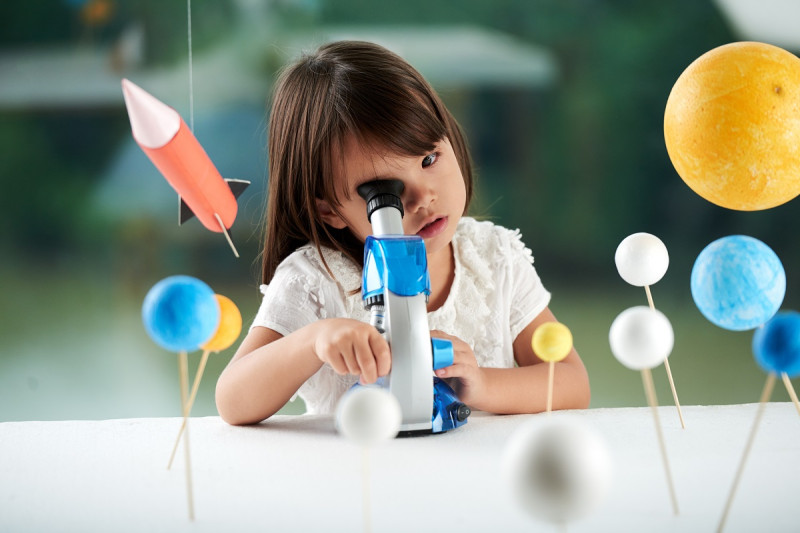 La curiosidad científica se puede despertar a muy temprana edad, y una excelente herramienta para conseguir este objetivo es un juguete STEM.