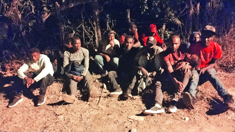 Haitianos indocumentados capturados cuando eran transportados en una yipeta, cuyo conductor escapó.