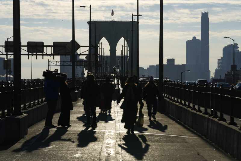 Peatones caminan por el Puente de Brooklyn en Nueva York
