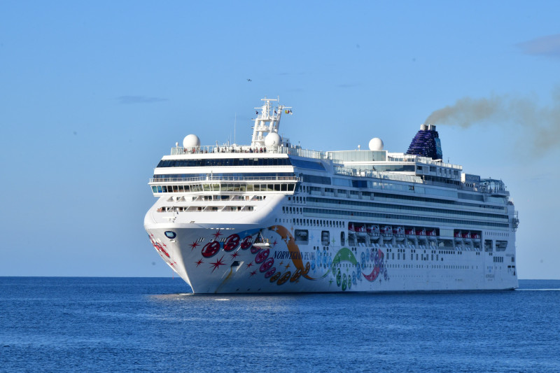 El Norwegian Pearl de la Norwegian Cruise Line, primera embarcación en anclar en puerto de Pedernales.
