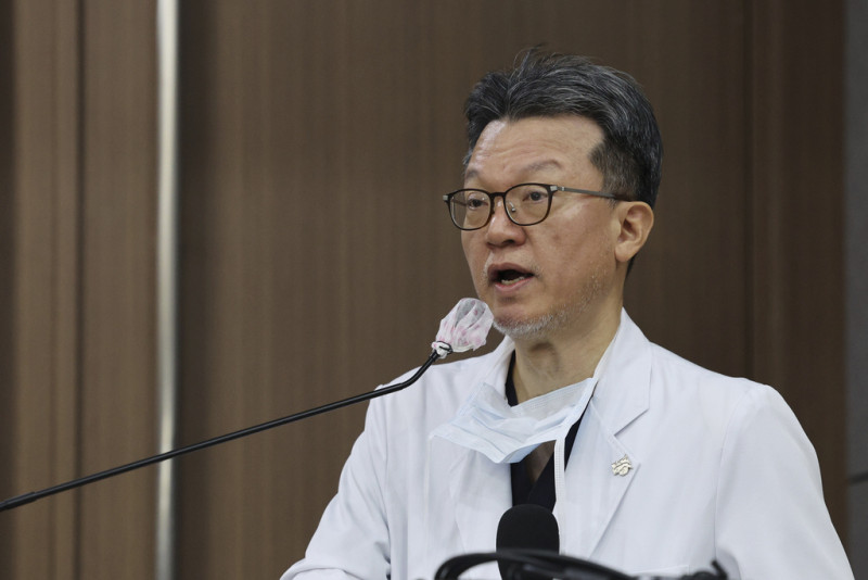 Min Seung-kee, un cirujano vascular del hospital donde se trató al líder de la oposición atacado, ofrece una conferencia de prensa en el centro, en Seúl, Corea del Sur, el 4 de enero de 2024.