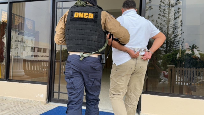 Hombre señalado como miembro de una red de narcotráfico que enviaba drogas a Puerto Rico fue apresado por la DNCD.