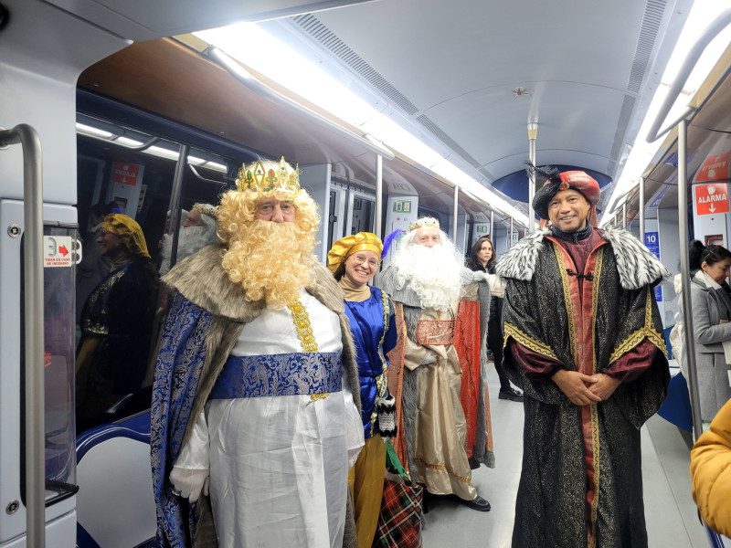 Los Reyes Magos en el metro de Madrid.