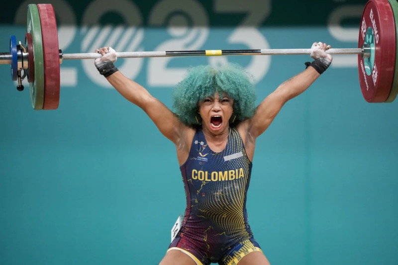 La colombiana Concepción Usuga compite en una prueba de levantamiento de pesas en los Juegos Panamericanos de Santiago, el 22 de octubre de 2023.