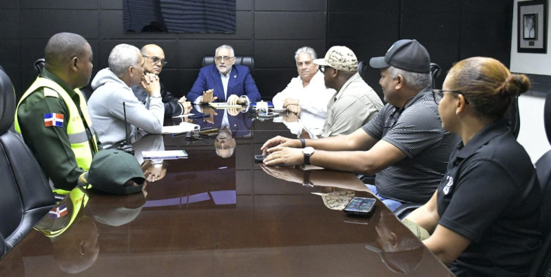 Vitelio Mejía, presidente de la Lidom, encabeza la reunión con los encargados de la seguridad de los equipos y otros funcionarios de la liga.