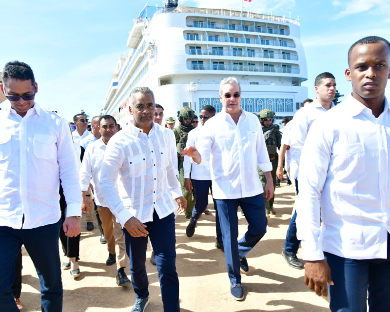 El presidente Luis Abinader, junto a funcionarios de su gobierno, durante el recibimiento del primer crucero en puerto de Cabo Rojo, Pedernales, abierto ayer.