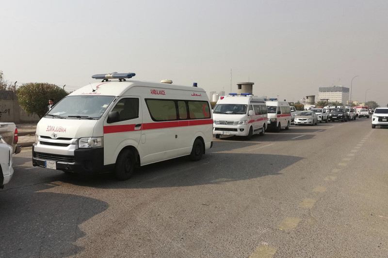 Ambulancias hacen fila frente al cuartel general de las Fuerzas de Movilización Popular después de que fue atacado desde el aire, ayer en Bagdad.