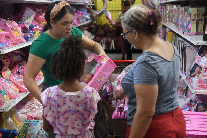 Padres comprando juegos tradicionales en vispera de el día de los Santo Reyes Magos.