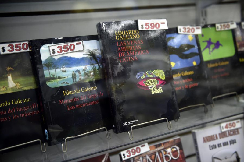 Libros del escritor uruguayo Eduardo Galeano, se exhiben en una librería, en Montevideo, capital de Uruguay, el 13 de abril de 2015. El escritor uruguayo Eduardo Galeano, autor de "Las venas abiertas de América Latina" (1971), falleció el lunes en Montevideo a la edad de 74 años. Galeano, quien sufría de un cáncer de pulmón, estaba internado en el hospital privado Casmu, dijeron fuentes del nosocomio citadas por los medios locales. (Xinhua/Nicolás Celaya)