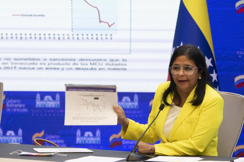 La vicepresidenta venezolana, Delcy Rodríguez, habla durante una conferencia de prensa, en Caracas, Venezuela, el 24 de agosto de 2021. Venezuela entregó ante la Corte Penal Internacional un nuevo informe con evidencias sobre el daño causado al país a raíz del bloqueo impuesto por Estados Unidos y sus aliados, informó el martes la vicepresidenta venezolana, Delcy Rodríguez. (Xinhua/Marcos Salgado)