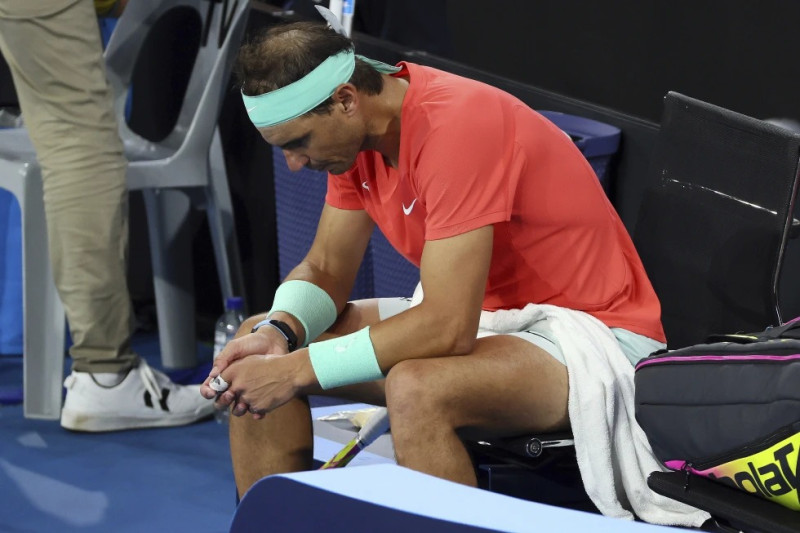 Rafael Nadal luce preocupado entre juegos en su partido de cuartos de final frente a Jordan Thompson, de Australia, durante el torneo de tenis Brisbane Internacional.