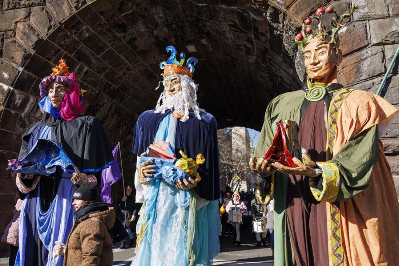 Grandes títeres como los Reyes Magos participan en el Desfile del Día de Reyes del Museo de Barrio en East Harlem, en Nueva York, Nueva York, EE. UU., 05 de enero de 2024.