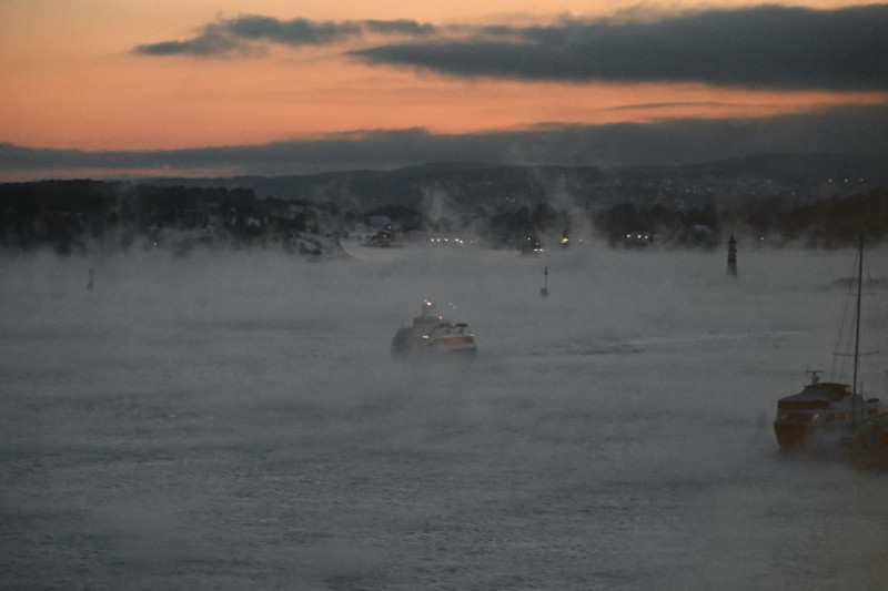 Un ferry navega en el fiordo de Oslo