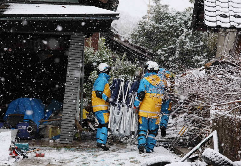 Los rescatistas realizan búsquedas de sobrevivientes mientras la nieve obstaculiza las operaciones de rescate