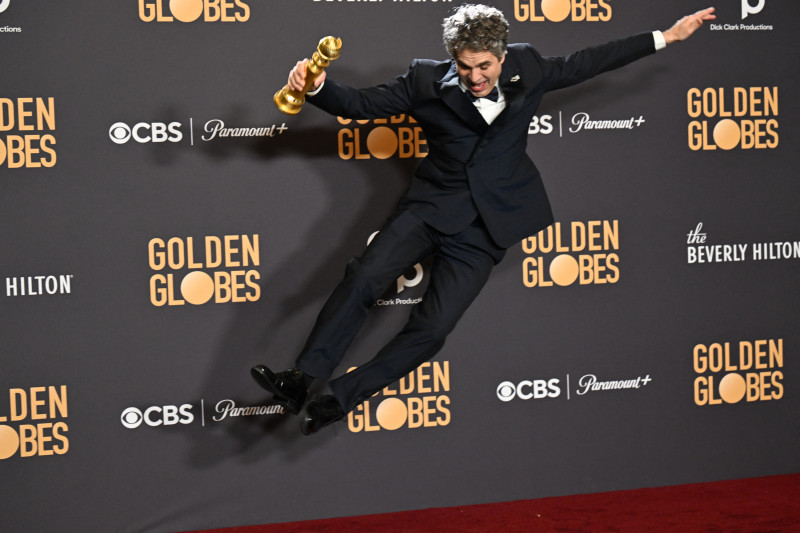 El actor estadounidense Mark Ruffalo sostiene el premio a la Mejor Película - Musical o Comedia - "Poor Things".