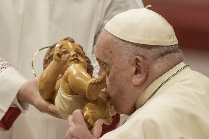El Papa Francisco besa un modelo del niño Jesús