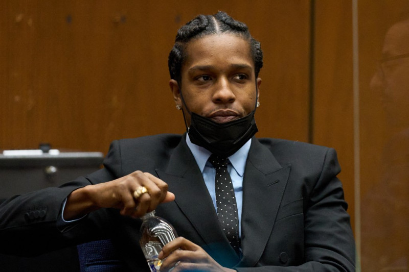 Rakim Mayers, alias A$AP Rocky, sentado en el Centro de Justicia Penal Clara Shortridge Foltz durante una vista preliminar en su caso de agresión con arma de fuego semiautomática en Los Ángeles, California