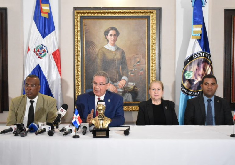 La dirección del Instituto Duartiano mientras daba a conocer ayer el programa de eventos para conmemorar el 211 aniversario del natalicio del padre de la patria y fundador de la República, Juan Pablo Duarte.