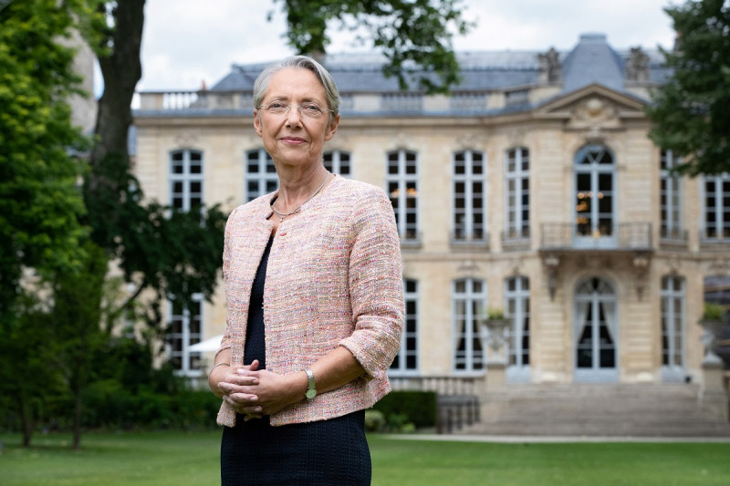 La primera ministra francesa Elisabeth Borne posa en el jardín del Hôtel de Matignon, la residencia oficial del primer ministro de Francia, el 31 de mayo de 2022 en París.