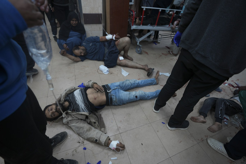 Palestinos heridos en el bombardeo israelí de la Franja de Gaza son trasladados al hospital de Al Aqsa en Deir al Balah, Franja de Gaza, el domingo 7 de enero de 2024.