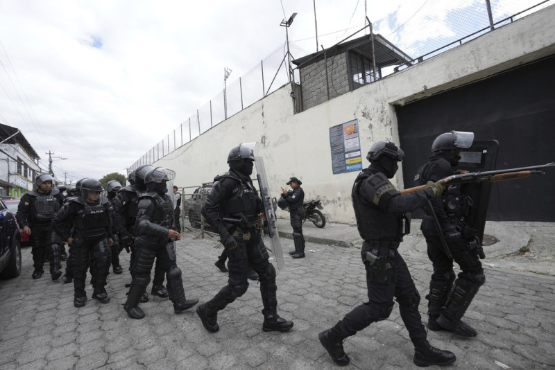 Policías y soldados se preparan para ingresar a la prisión El Inca