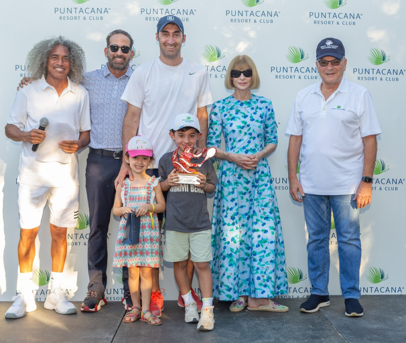 Félix de los Santos, Irán Silfa, Daniel Haimovic, Anna Wintour y Frank Rainieri, junto a parte de los niños participantes en el Torneo Social de Tenis Oscar de la Renta
