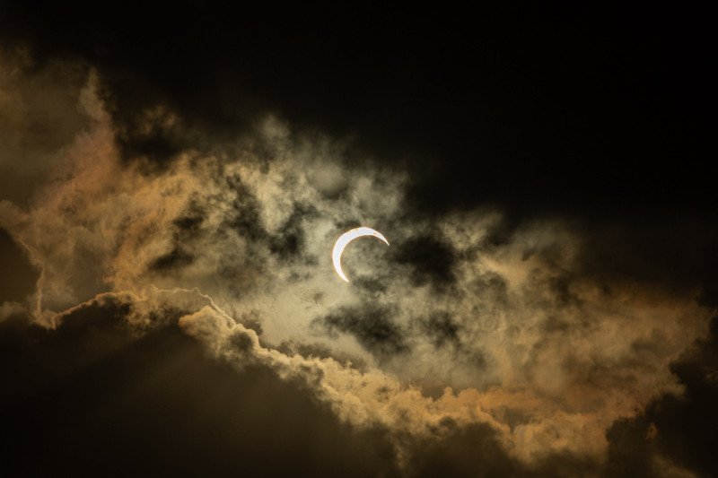 Fotografía muestra eclipse solar.