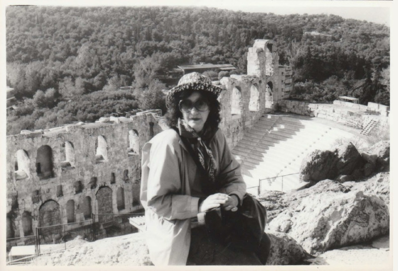 Carmenchu Brusíloff en la Acrópolis, de Atenas, Grecia, en 1988.