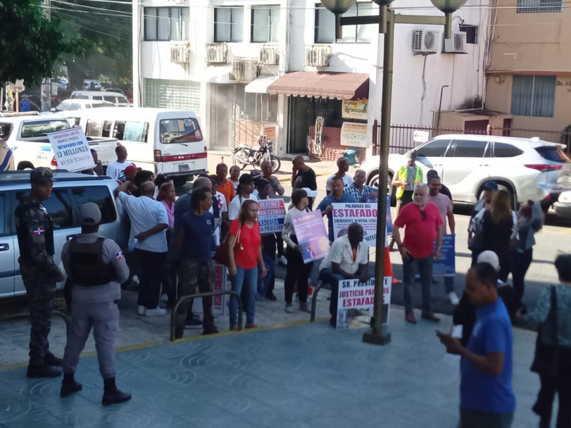 Manifestantes en contra de la presunta red de estafa inmobiliaria frente al Palacio de Justicia.