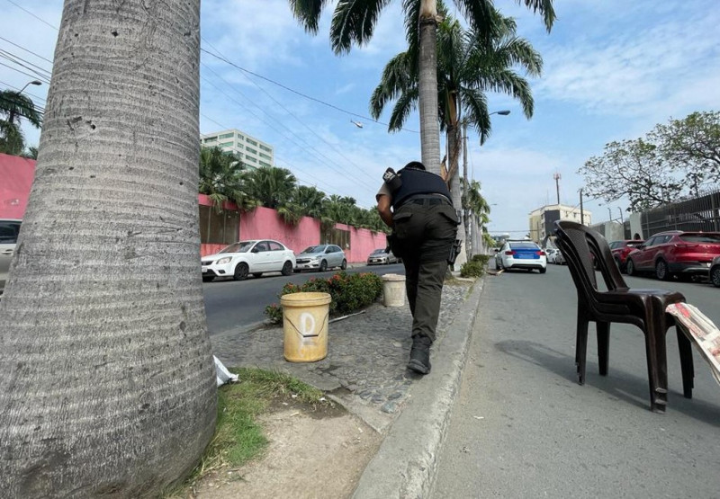 Un policía ecuatoriano se acerca a las instalaciones del canal de televisión TC