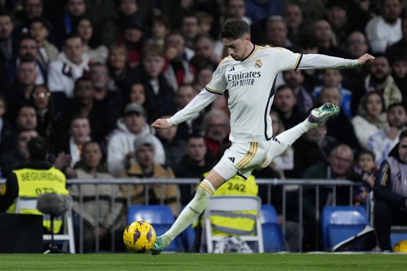 Federico Valverde del Real Madrid remata a gol durante el partido contra Mallorca en la Liga española, el miércoles 3 de enero en Madrid.