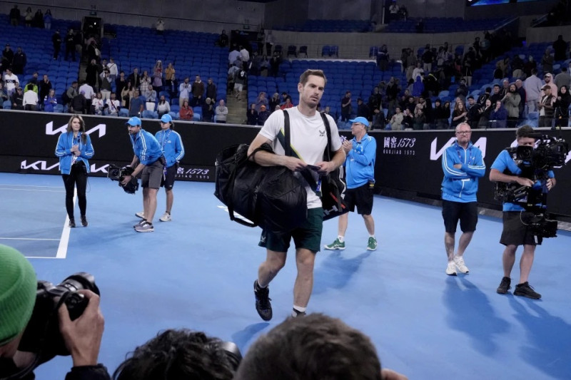Andy Murray abandona la arena Margaret Court tras las 4 de la madrugada del 20 de enero tras derrotar a Thanasi Kokkinakis en el Abierto de Australia en Melbourne.