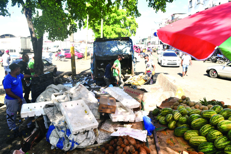 Los vendedores ofertan productos alimenticios en medio de vertederos improvisados.