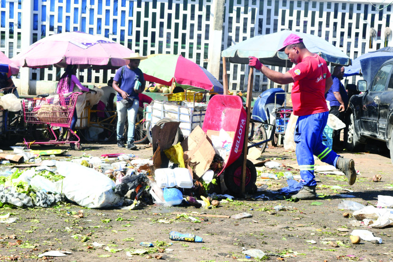 La acumulación de basura es un grave problema en el "Mercado Nuevo" de la avenida Duarte.
